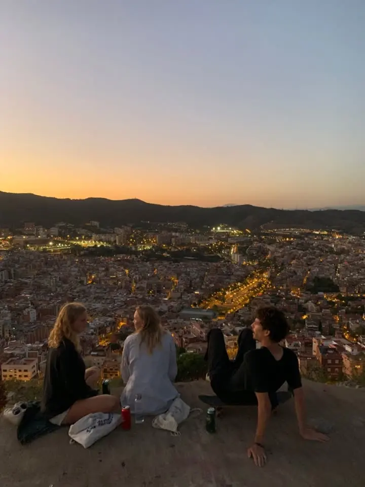Vista de cidade ao entardecer com pessoas no mirante. Zona Verde, países a favor