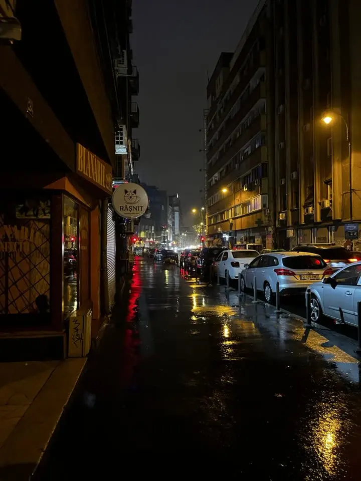 Rua noturna molhada sob chuva. Zona Vermelha, países a evitar